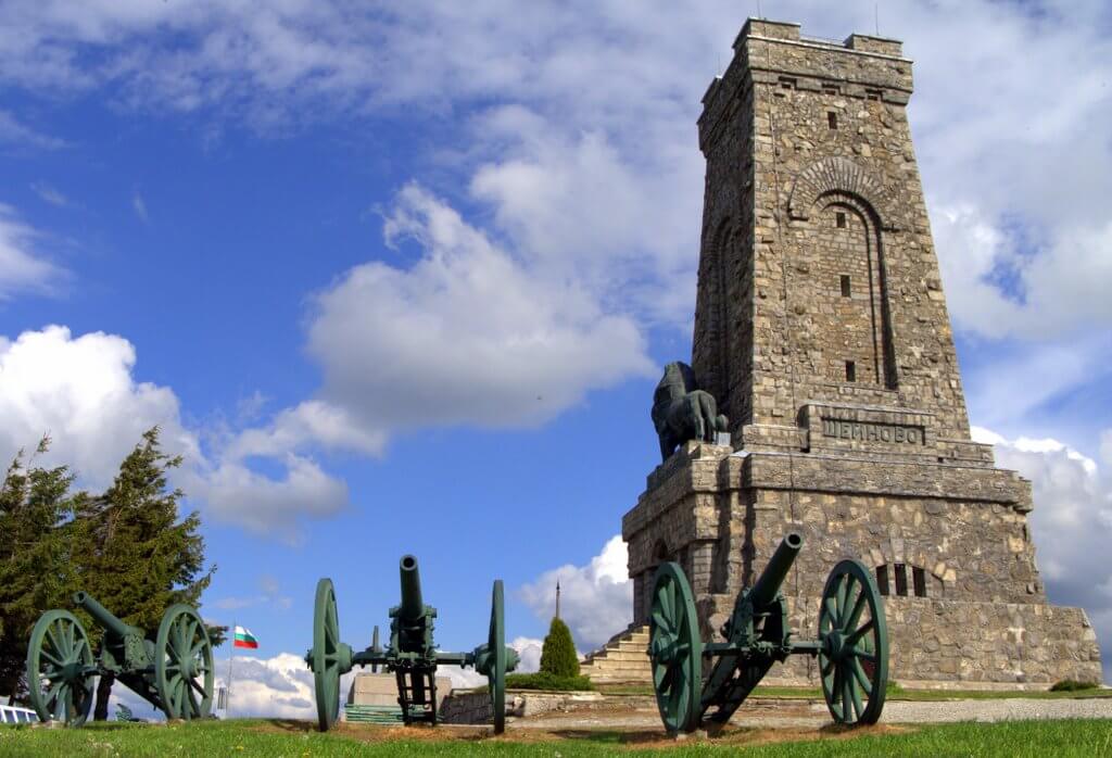 The Shipka monument and two cannons used during the late 19th century