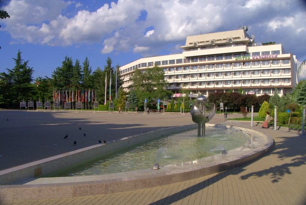 Seuthopolis, the square of Kazanlak with hotel Kazanlak and the square's fountain